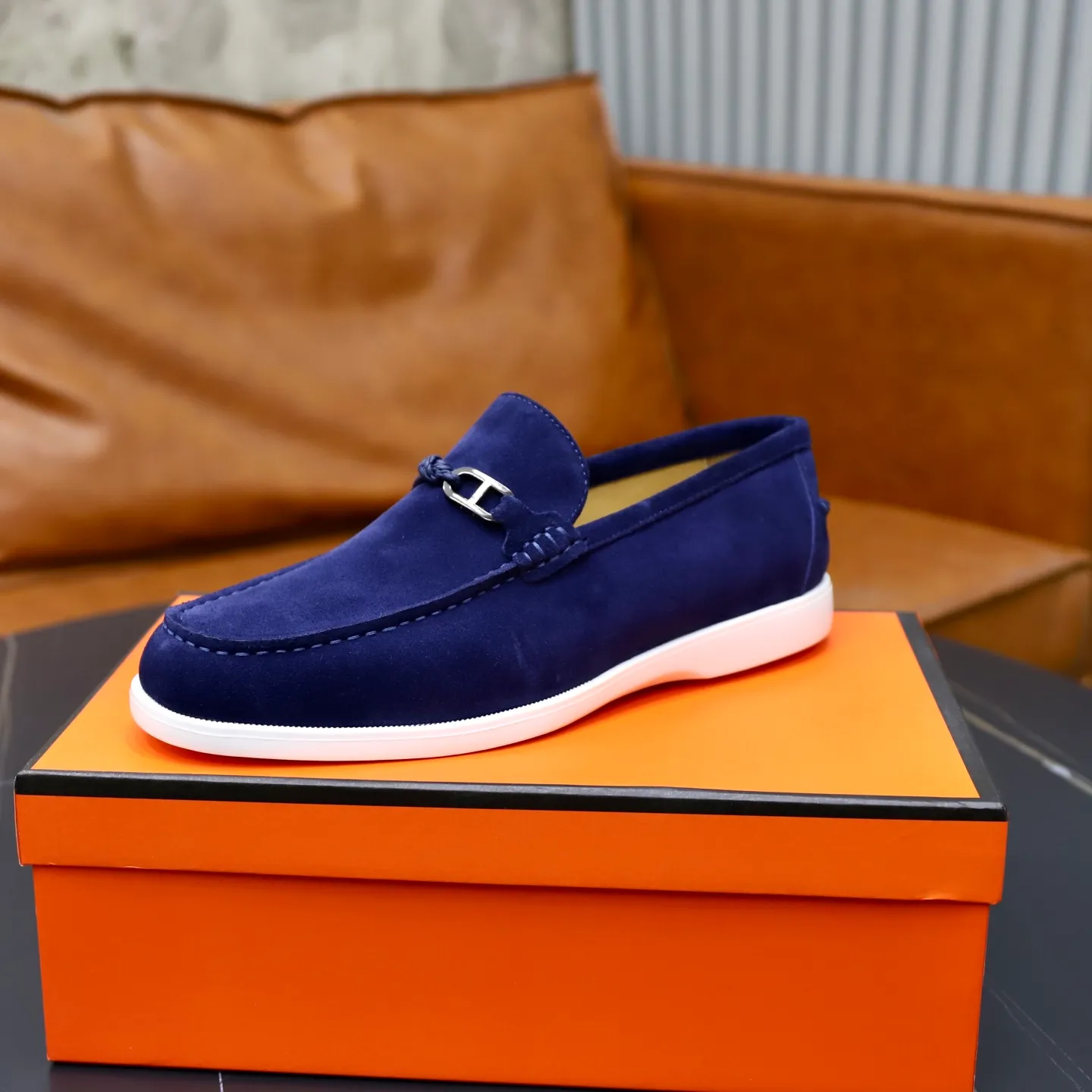 Ex-factory price: 540💰Hermès/Hermès slip-on men's shoes. This shoe is made of imported cow suede leather, with simple and smooth lines, and a 3CM rubber foam ultra-light sole combined with aerodynamic design! Youthful and fashionable, H button decoration, contrasting leather embellishment on the heel, calf lining to gently wrap your feet, with embossed logo cowhide feet, leather rock strips, casual and urban style, highlighting youthful vitality, sports and leisure version, super versatile Size number: 38-39-40-41-42-43-44 Standard leather shoe size (45 can be customized but does not support returns)